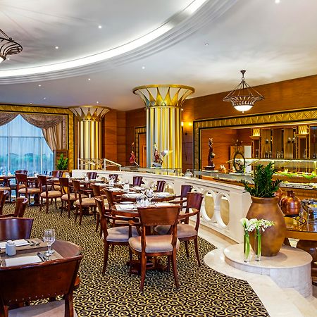 Corniche Hotel Abu Dhabi Esterno foto The restaurant