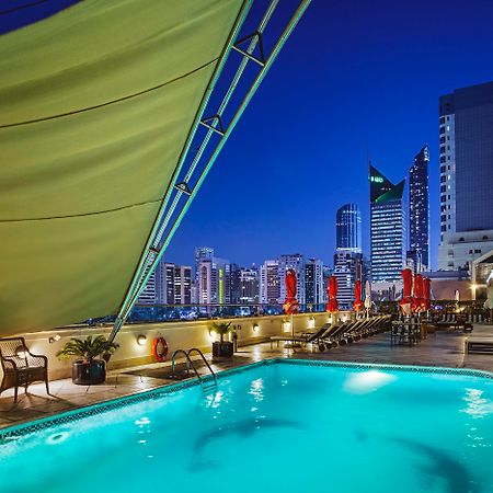 Corniche Hotel Abu Dhabi Esterno foto The rooftop pool at the hotel