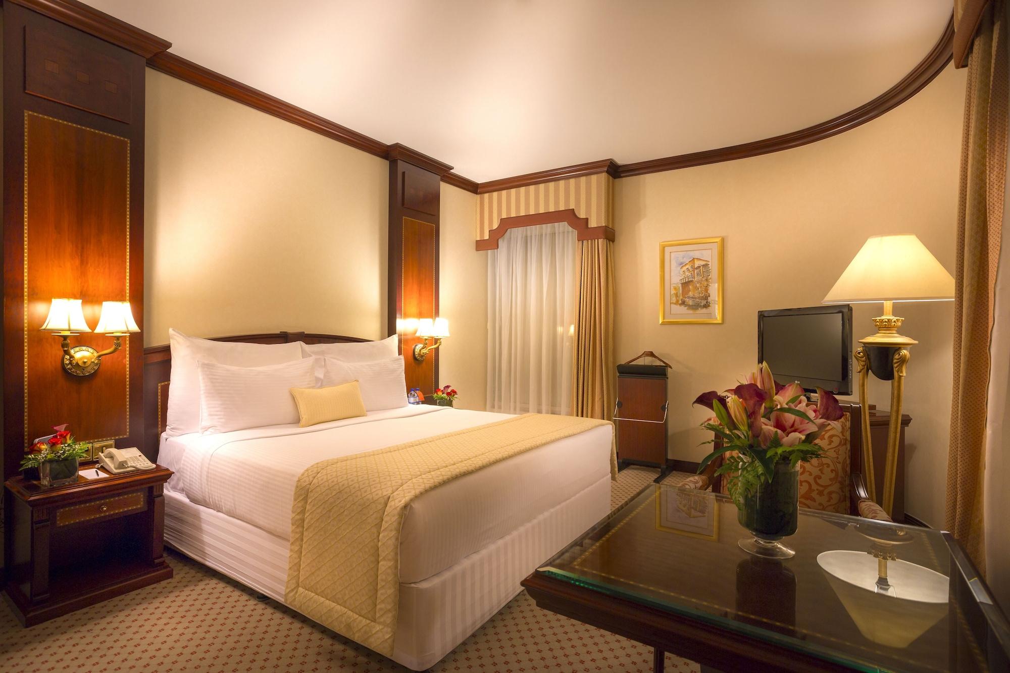 Corniche Hotel Abu Dhabi Esterno foto A room at the hotel