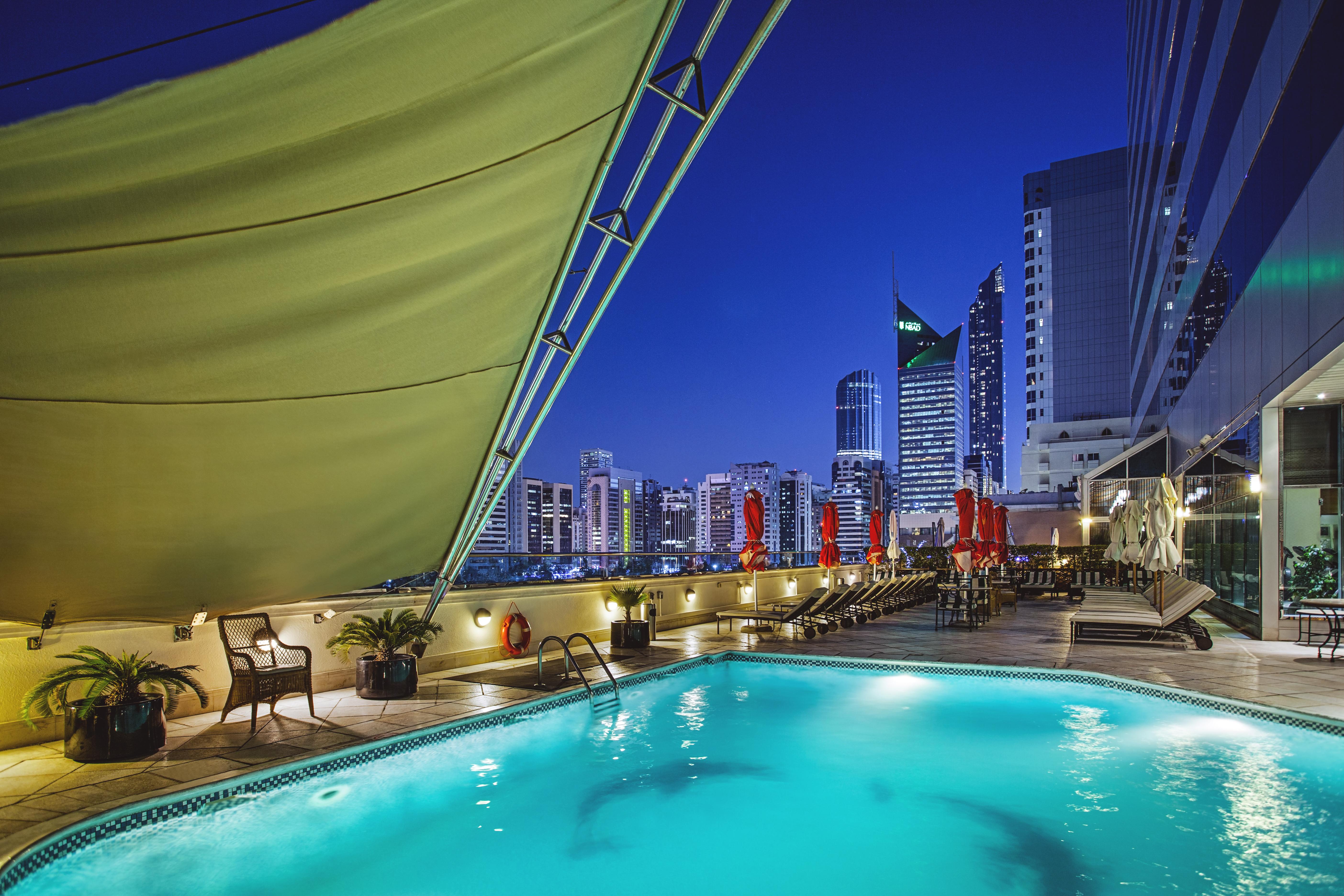 Corniche Hotel Abu Dhabi Esterno foto The rooftop pool at the hotel
