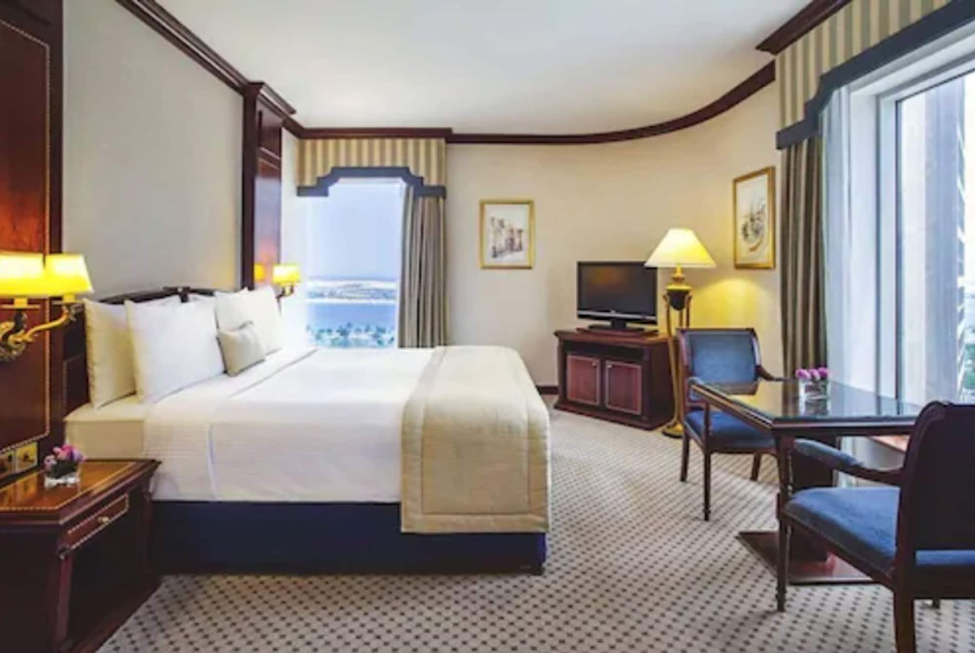 Corniche Hotel Abu Dhabi Esterno foto A room at the hotel