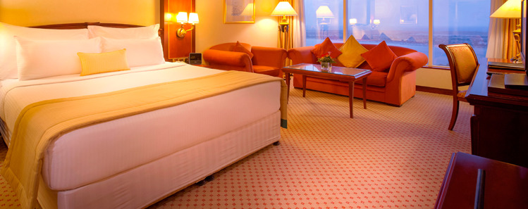 Corniche Hotel Abu Dhabi Esterno foto A room at the hotel