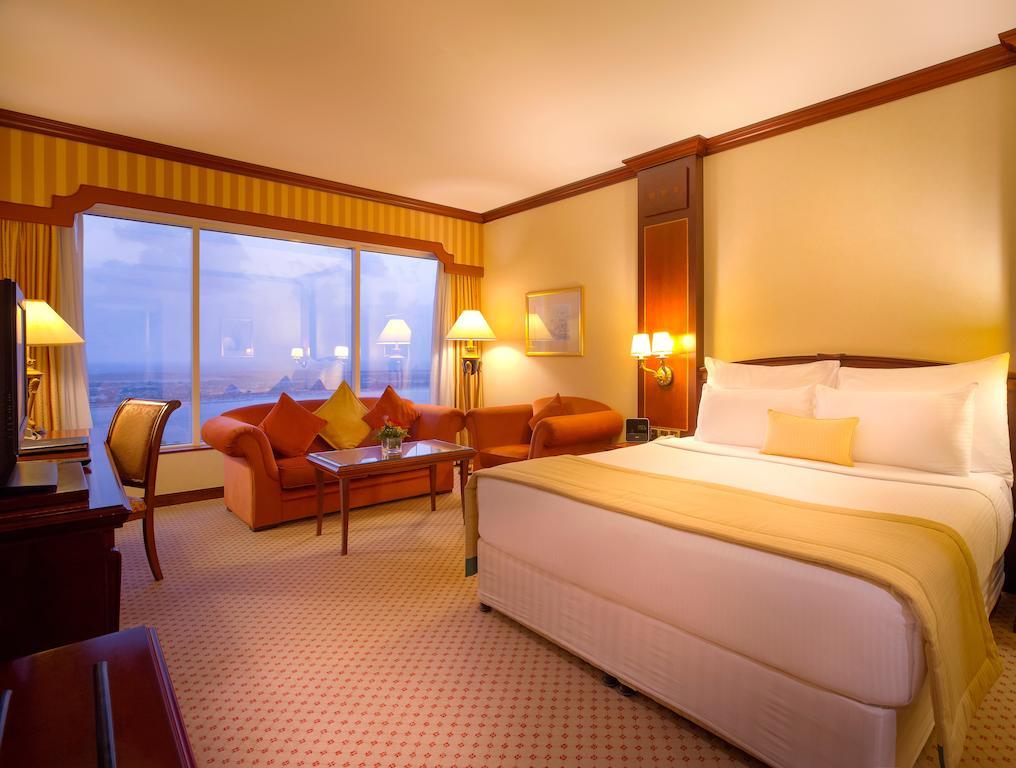 Corniche Hotel Abu Dhabi Esterno foto A room at the Jumeirah Emirates Towers Hotel