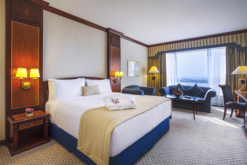 Corniche Hotel Abu Dhabi Esterno foto A room at the hotel