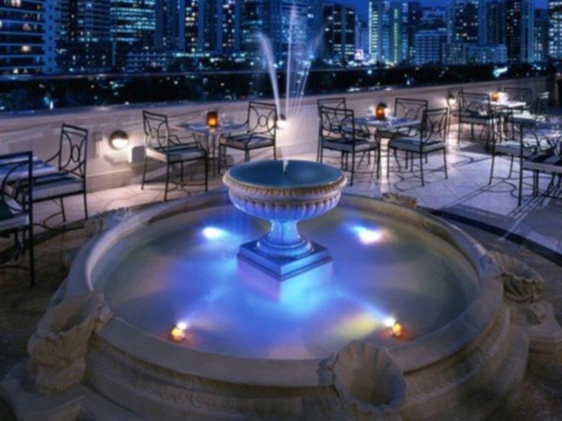 Corniche Hotel Abu Dhabi Esterno foto Fountain at the top of the hotel