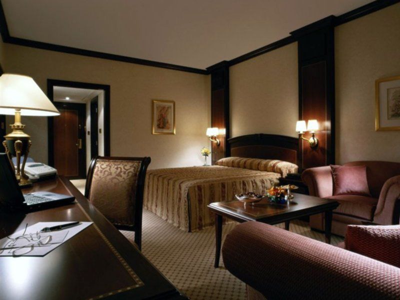 Corniche Hotel Abu Dhabi Esterno foto A room at the hotel