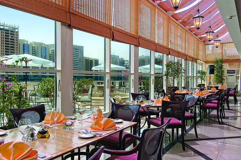Corniche Hotel Abu Dhabi Esterno foto The restaurant