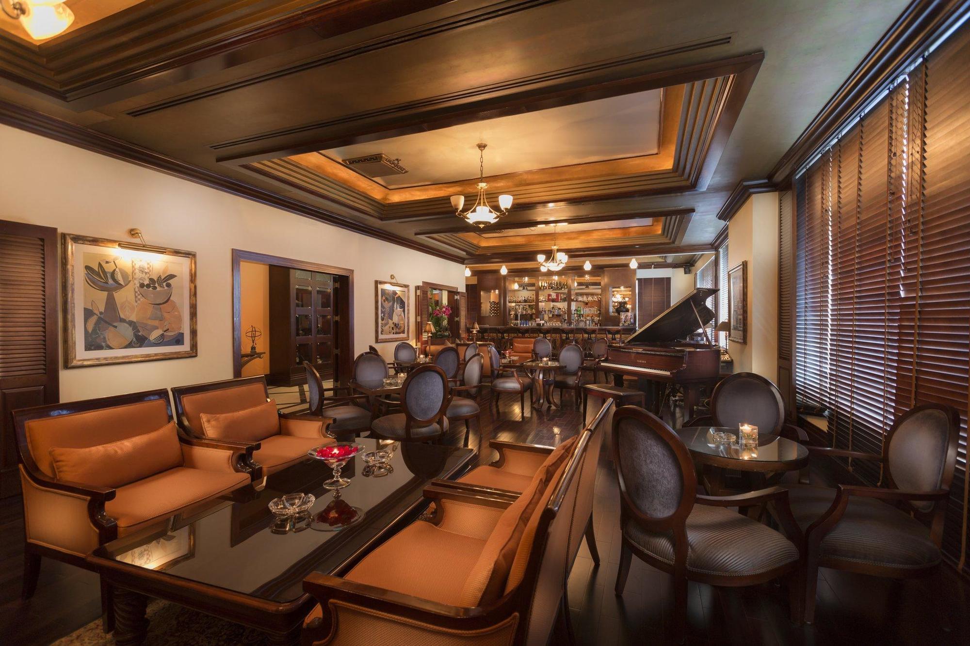 Corniche Hotel Abu Dhabi Esterno foto The interior of the bar