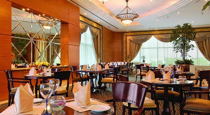 Corniche Hotel Abu Dhabi Esterno foto The restaurant