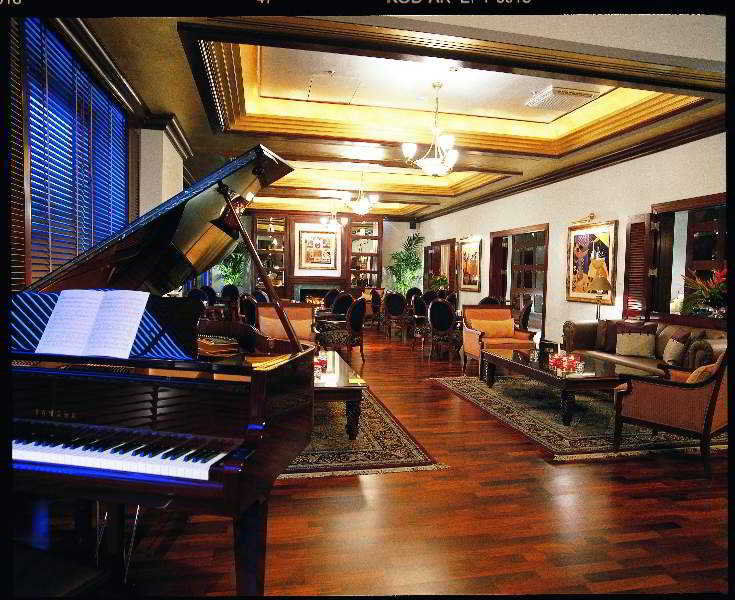 Corniche Hotel Abu Dhabi Esterno foto The interior of the lounge