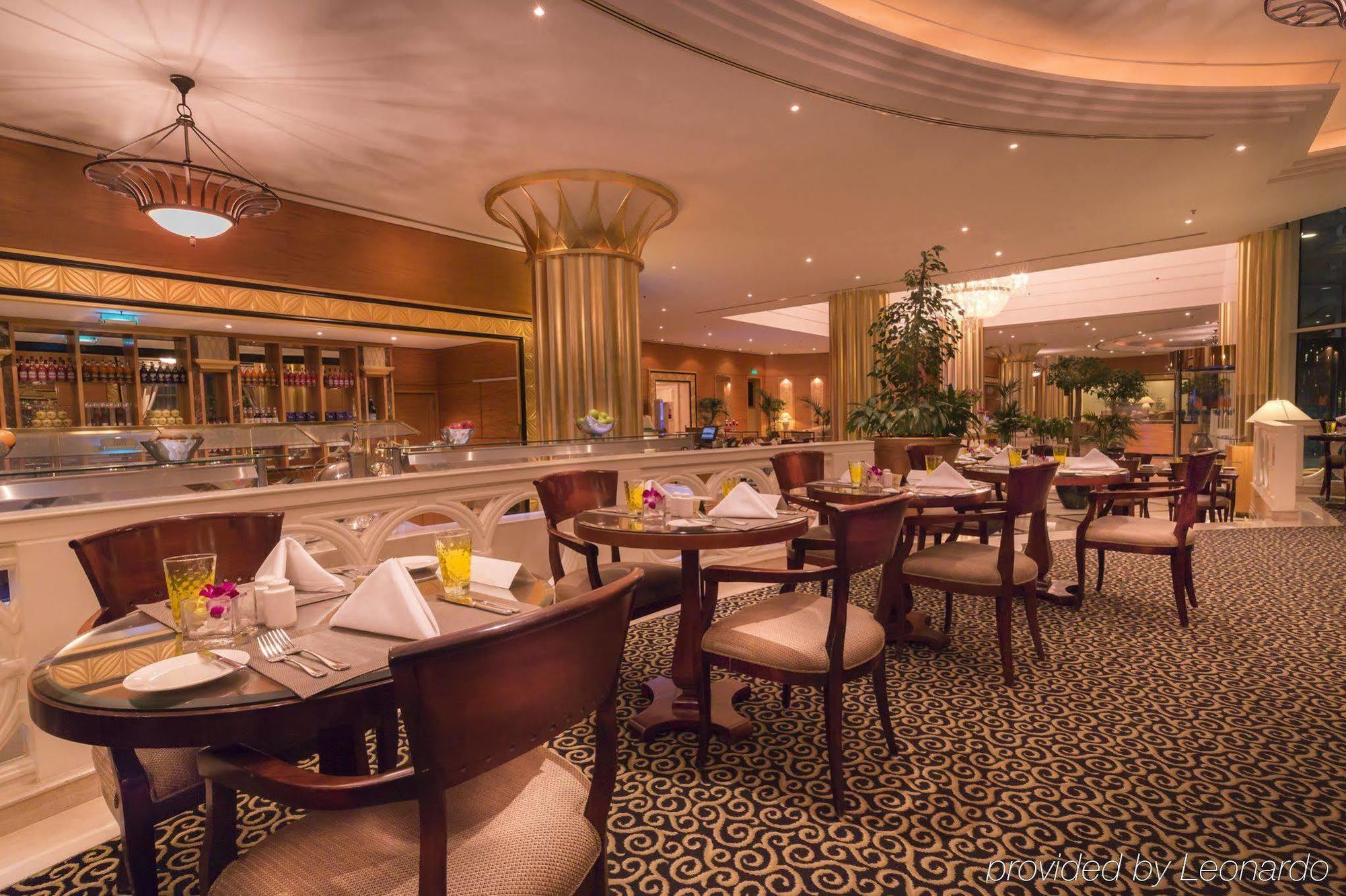 Corniche Hotel Abu Dhabi Esterno foto The restaurant