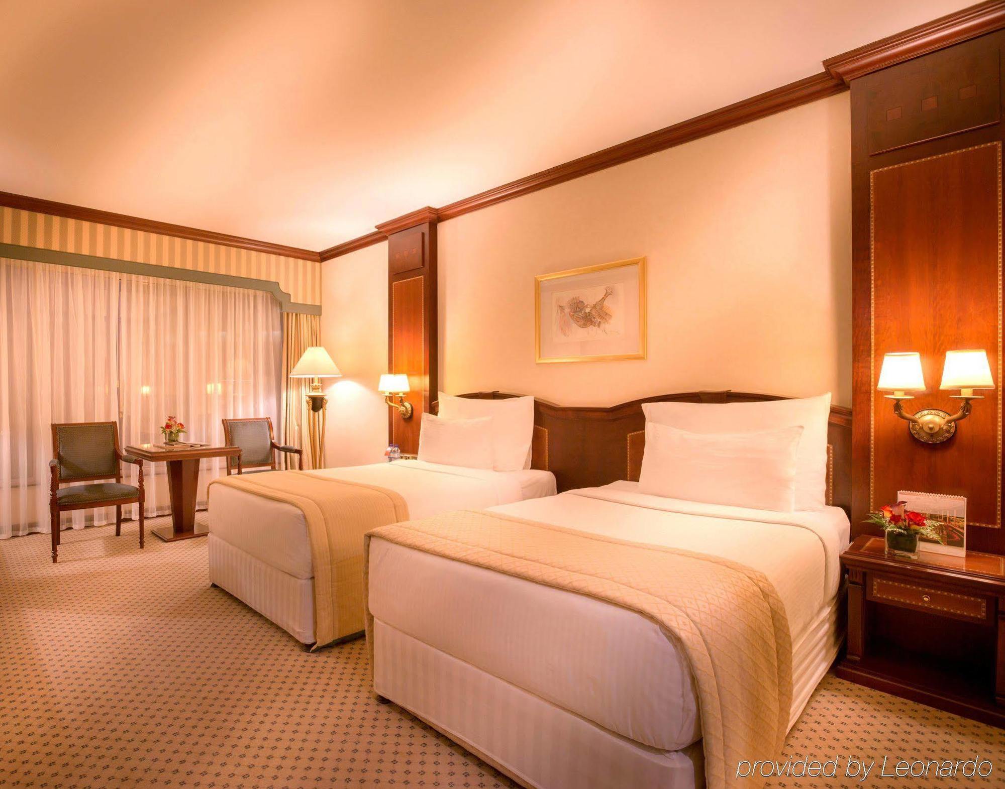 Corniche Hotel Abu Dhabi Esterno foto A room at the hotel