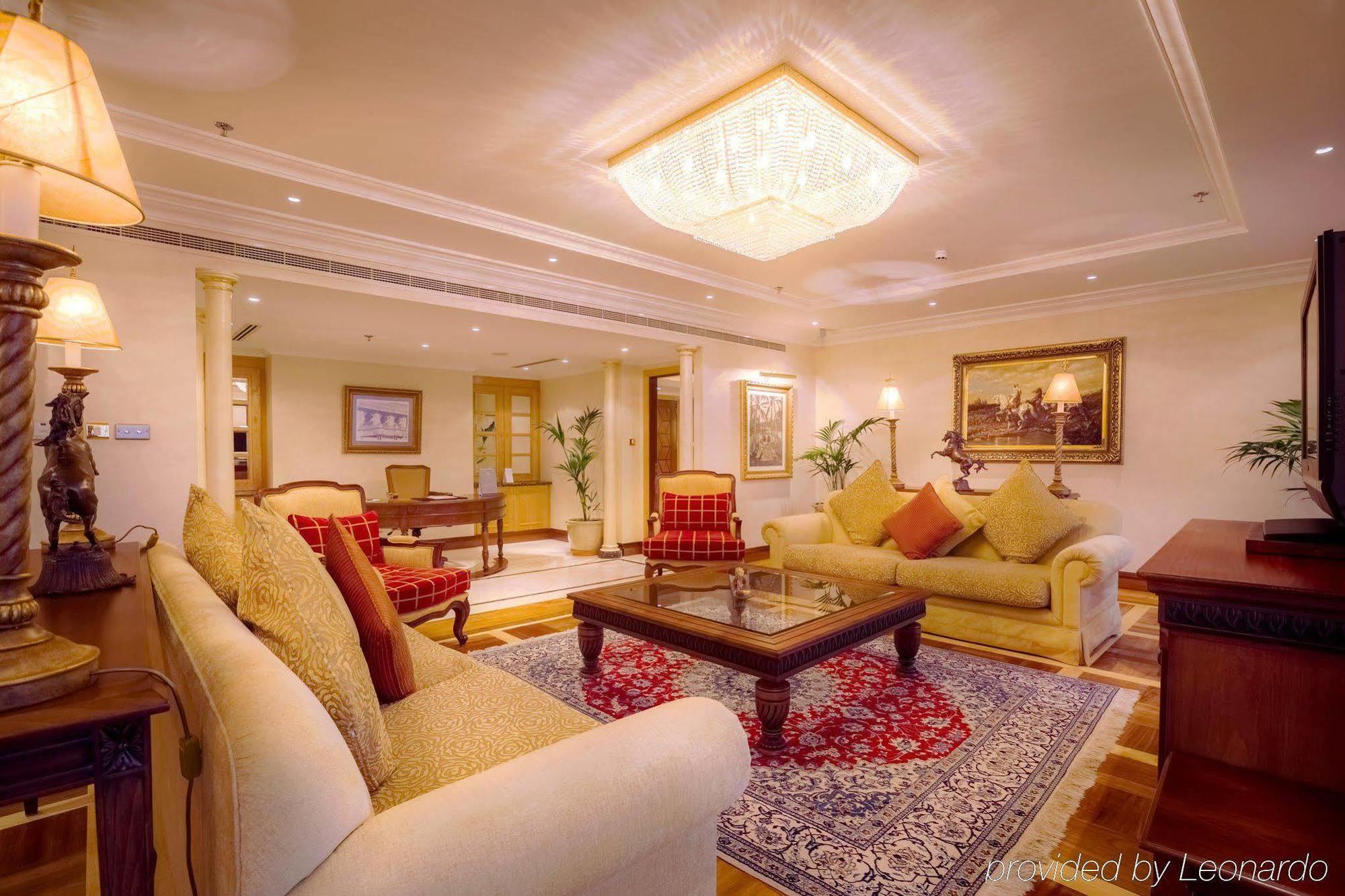 Corniche Hotel Abu Dhabi Camera foto A suite at the Taj Mahal Palace, Mumbai