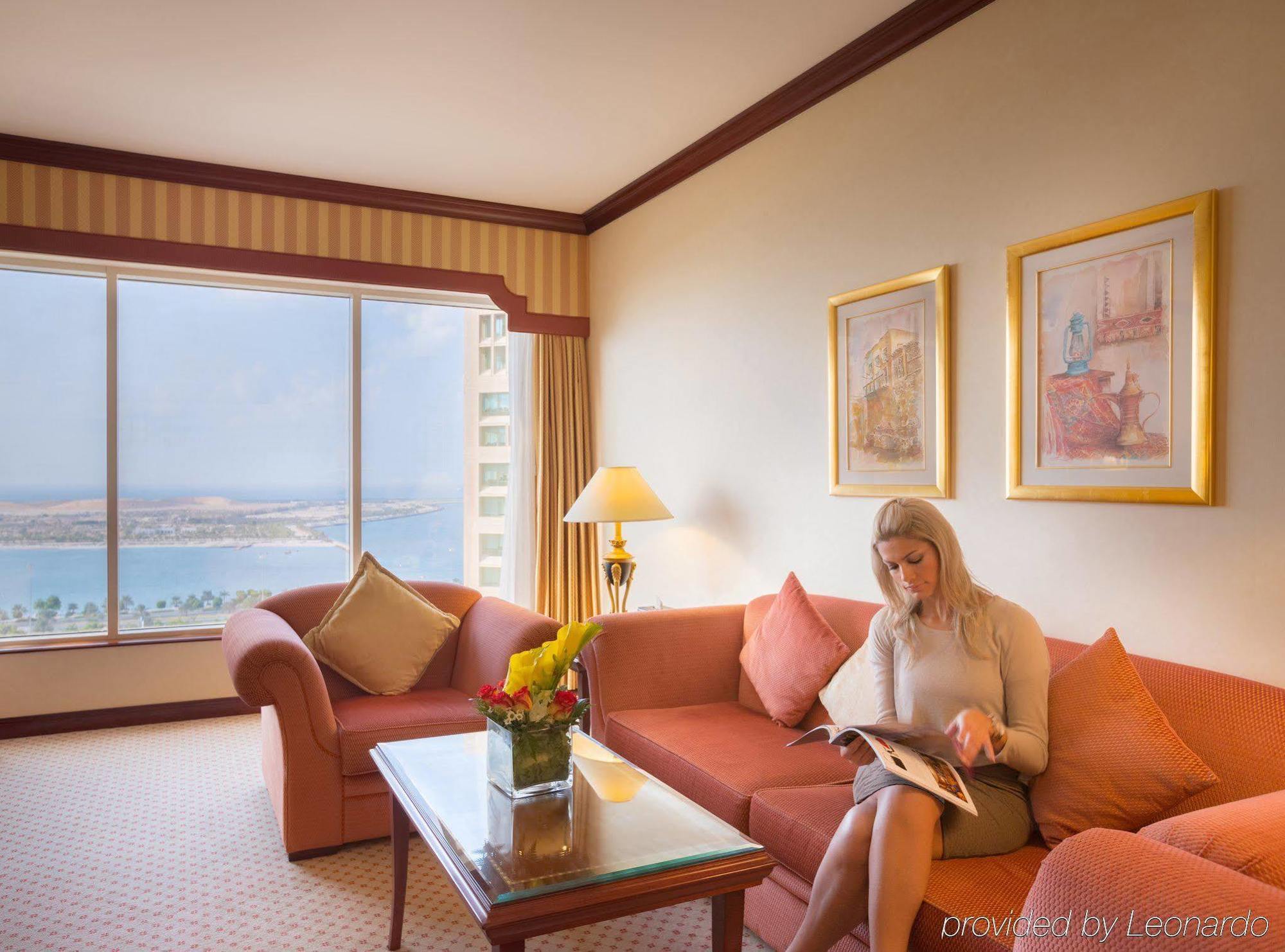 Corniche Hotel Abu Dhabi Esterno foto A guest suite at the Jumeirah Beach Hotel