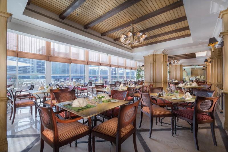 Corniche Hotel Abu Dhabi Esterno foto The restaurant
