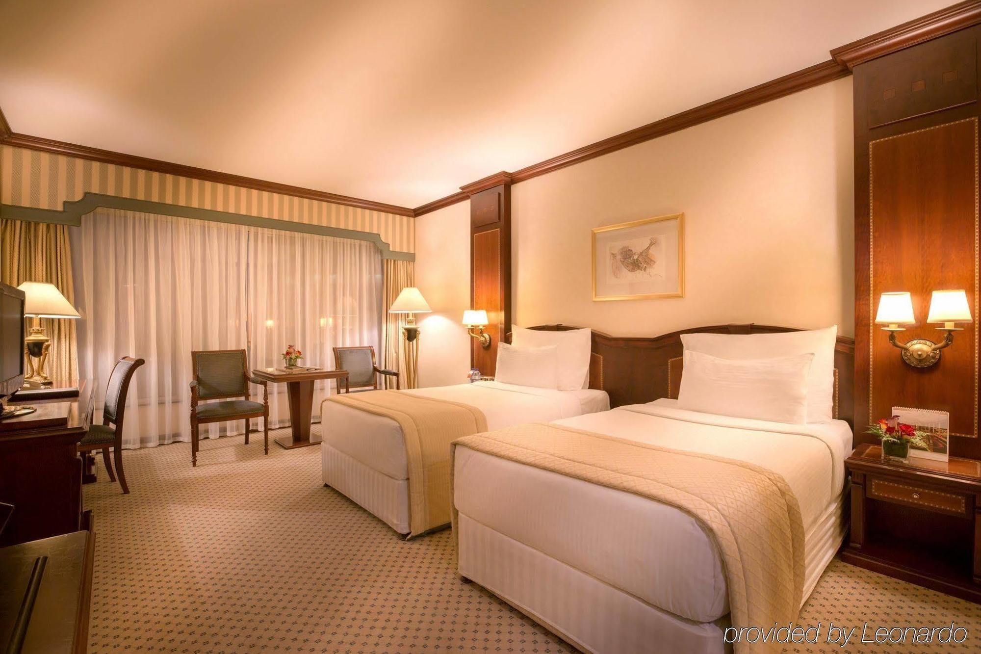 Corniche Hotel Abu Dhabi Esterno foto A room at the InterContinental