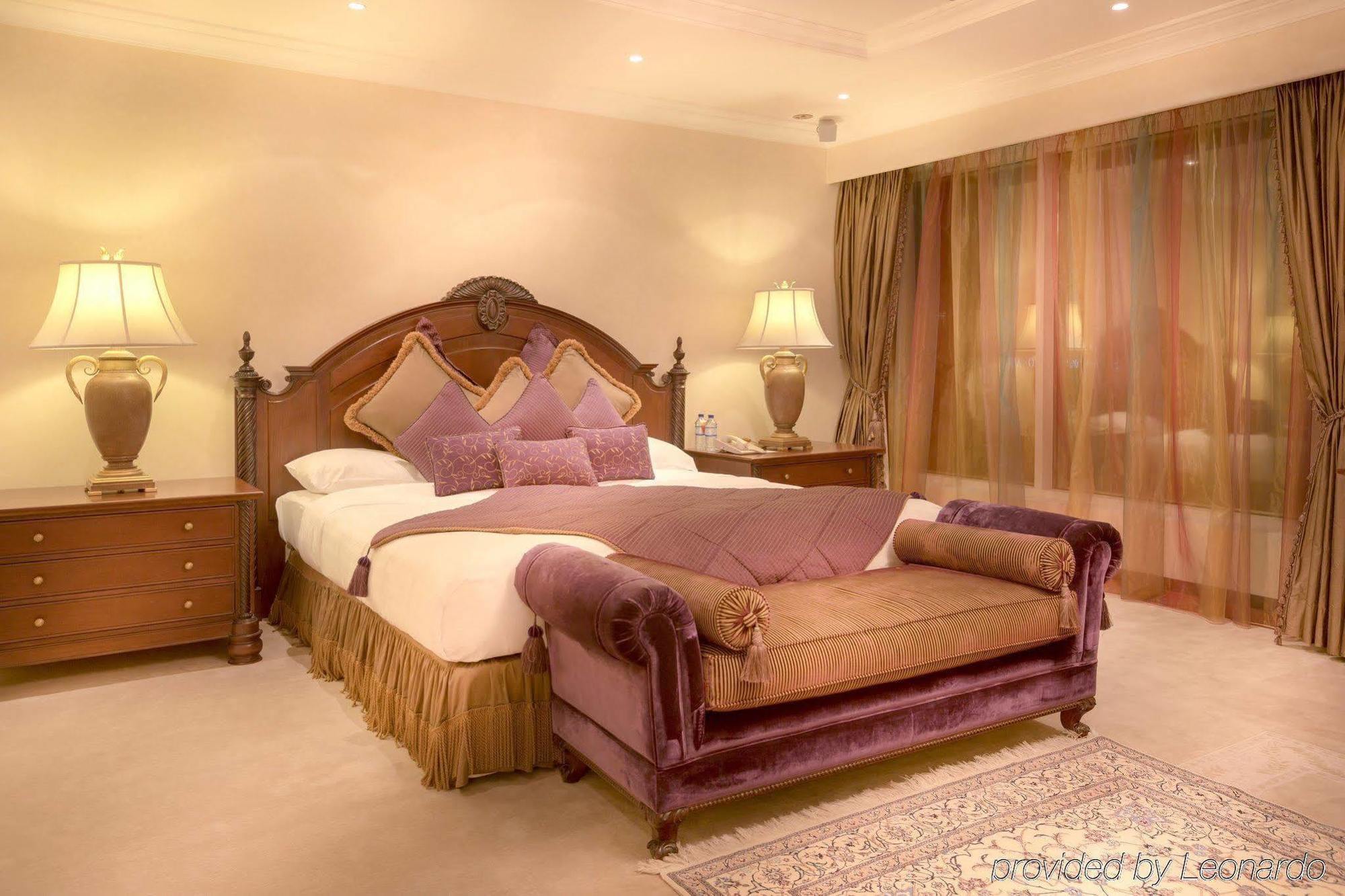 Corniche Hotel Abu Dhabi Esterno foto A bedroom at the hotel