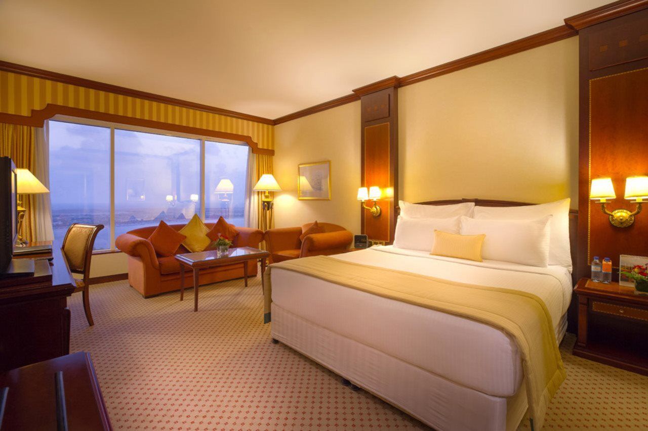 Corniche Hotel Abu Dhabi Esterno foto A room at the Jumeirah Emirates Towers Hotel