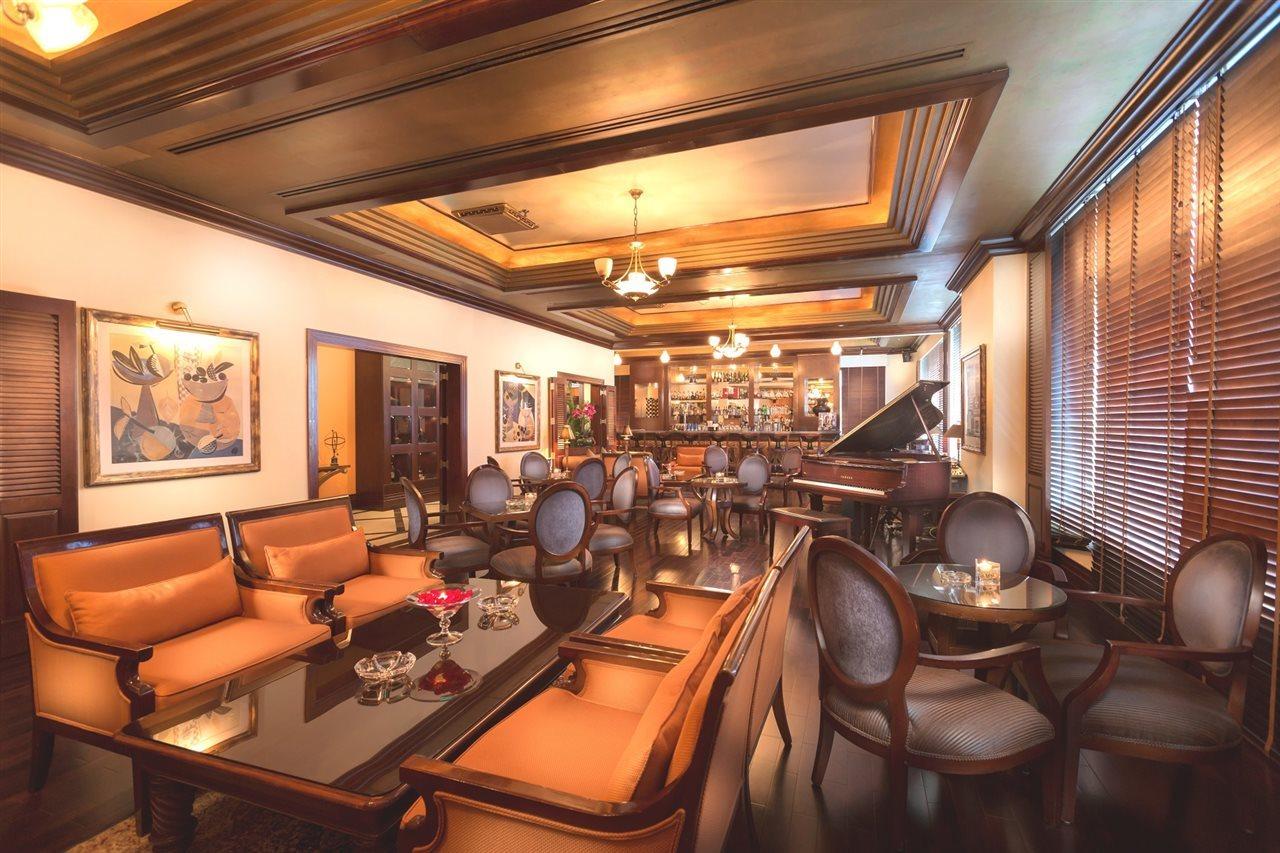 Corniche Hotel Abu Dhabi Esterno foto The interior of the lounge